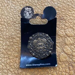 NWT Disney Gold Pirate Character Pin